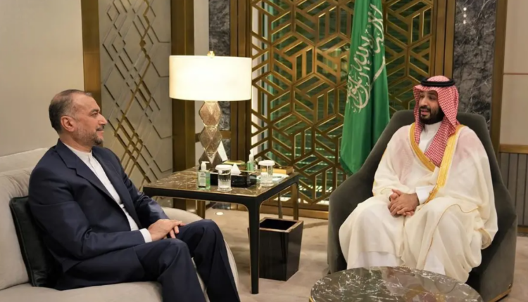 ولي العهد السعودي يبحث مع وزير الخارجية الإيراني سبل تطوير العلاقات بين البلدين