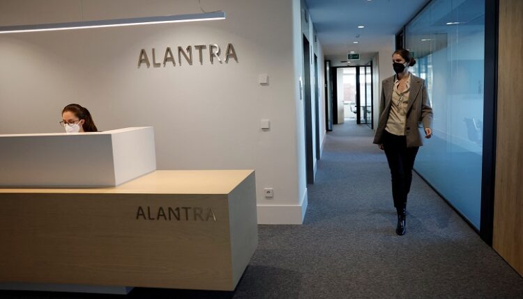 بنك الاستثمار الإسباني ألانترا - رويترز