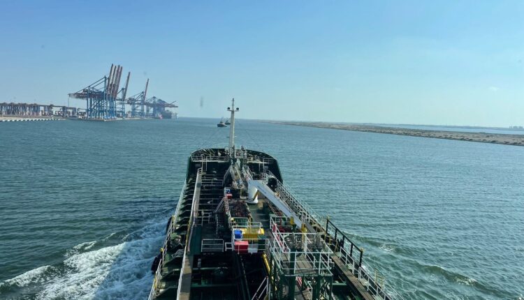 اقتصادية قناة السويس تعلن نجاح أول عملية تموين سفينة حاويات بالوقود الأخضر بميناء شرق بورسعيد