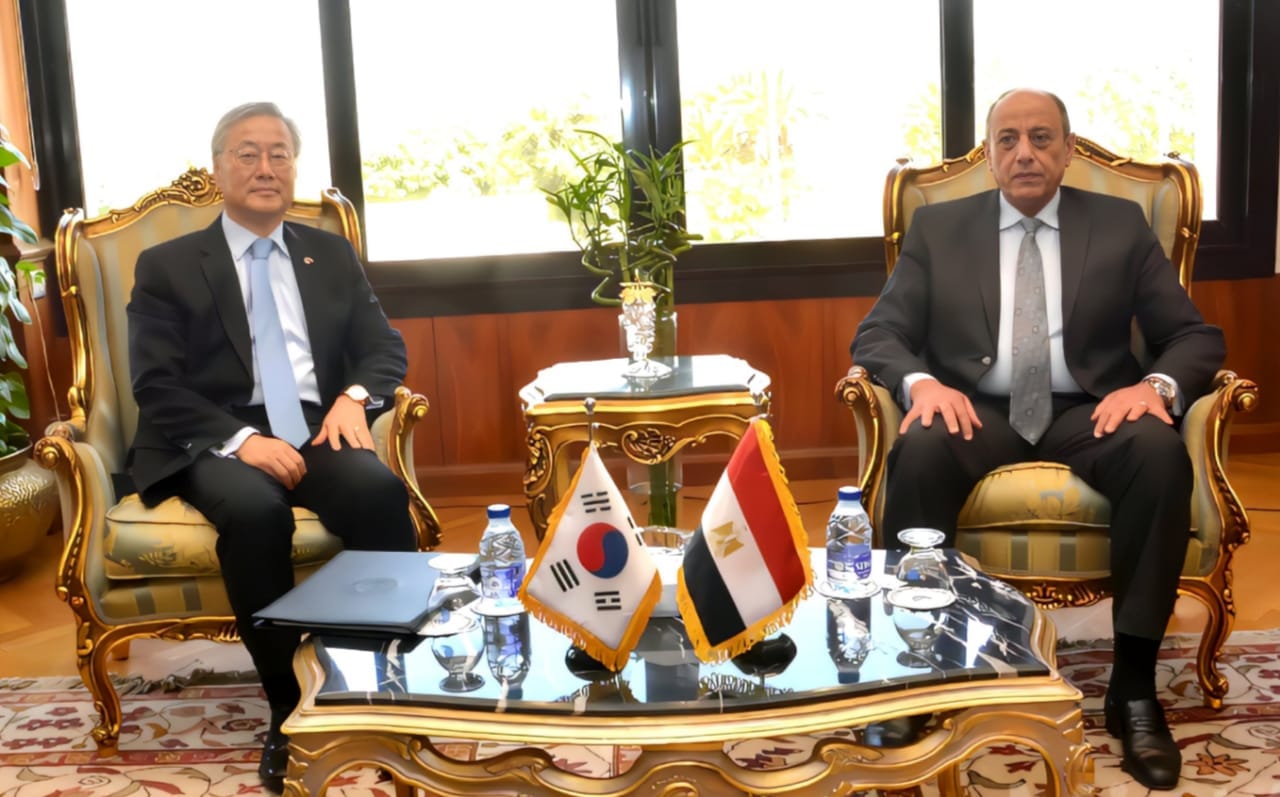 وزير الطيران يبحث مع سفير كوريا الجنوبية لدى القاهرة تعزيز آليات التعاون المشترك