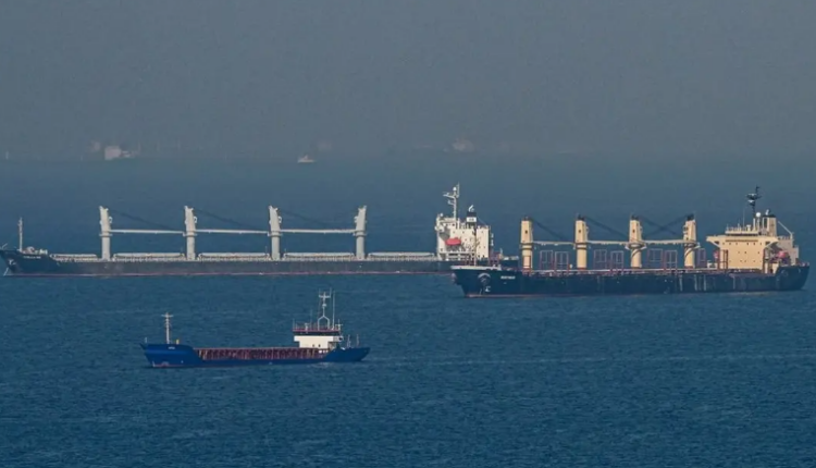 أوكرانيا تعلن فتح ممر مؤقت للسفن التجارية بالبحر الأسود
