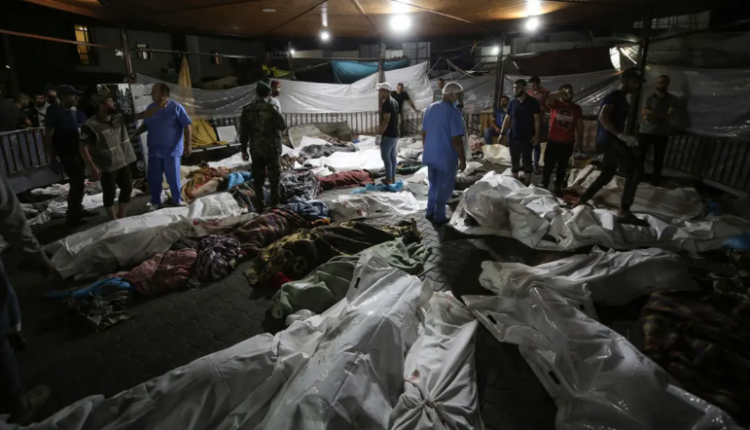مقبرة جماعية بمحيط مستشفى الشفاء في غزة والدبابات الإسرائيلية تتراجع