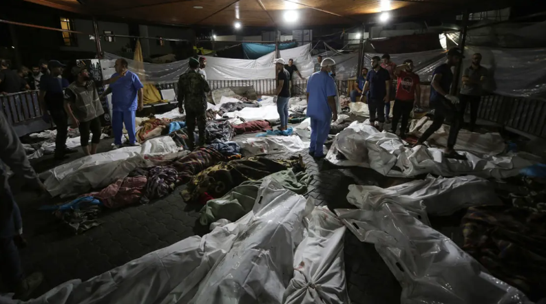 مقبرة جماعية بمحيط مستشفى الشفاء في غزة والدبابات الإسرائيلية تتراجع