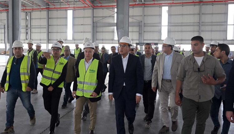 رئيس الوزراء يتفقد المراحل الإنشائية لمصنع "بيكو مصر" باستثمارات 100 مليون دولار