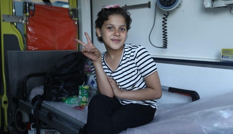 طفلة فلسطينية داخل سيارة إسعاف مصرية