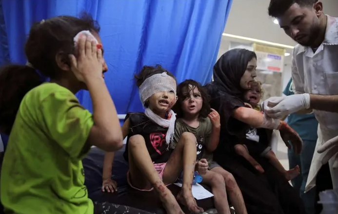 مستشفيات وسط وجنوب غزة تئن تحت وطأة القصف الإسرائيلي