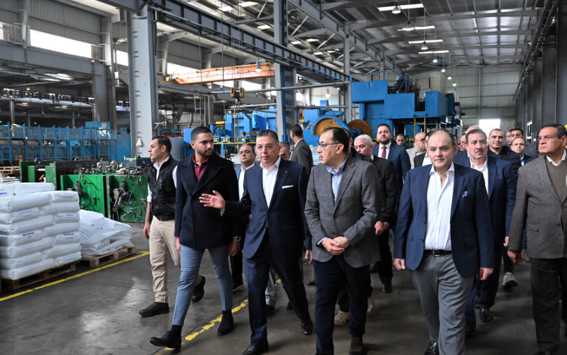 رئيس الوزراء يؤكد أولوية ملف تعميق نسب المكون المحلي في مختلف مجالات التصنيع