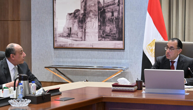 رئيس الوزراء يستعرض إجراءات مشروع استغلال المنطقة الاستثمارية بمطار شرم الشيخ