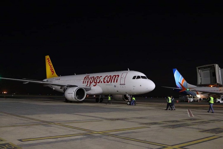 طائرة بيجاسوس التركية في مطار سفنكس