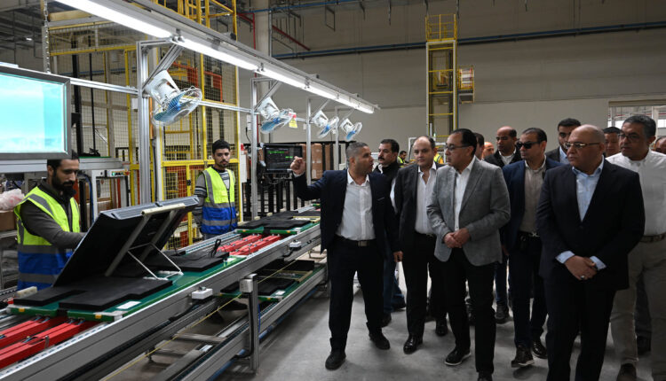 رئيس الوزراء خلال زيارته لمجمع هاير الصناعي