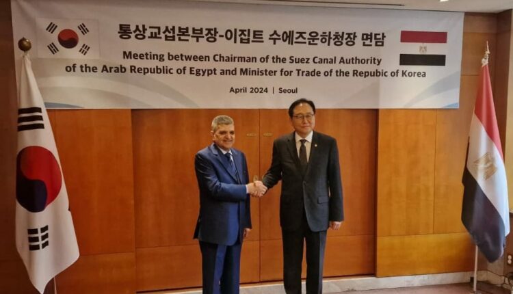 الفريق أسامة ربيع رئيس هيئة قناة السويس، وجيونغ إن كيو وزير التجارة والصناعة والطاقة بكوريا الجنوبية