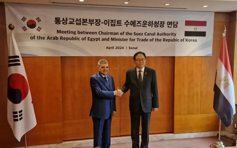 الفريق أسامة ربيع رئيس هيئة قناة السويس، وجيونغ إن كيو وزير التجارة والصناعة والطاقة بكوريا الجنوبية