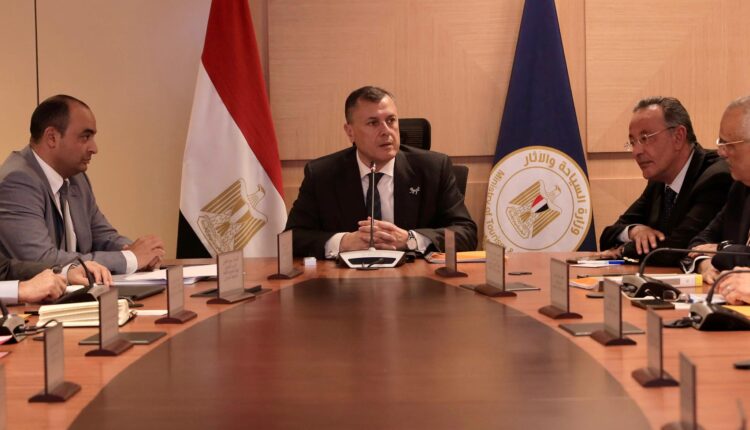 وزير السياحة يترأس اجتماع المجلس الأعلى للآثار