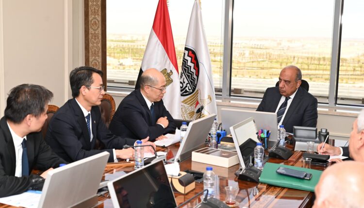 وزير قطاع الأعمال يؤكد الحرص على تنمية العلاقات المصرية الصينية فى كافة المجالات