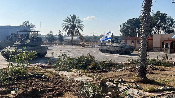 دبابات إسرائيلية تغلق معبر رفح من الجانب الفلسطيني