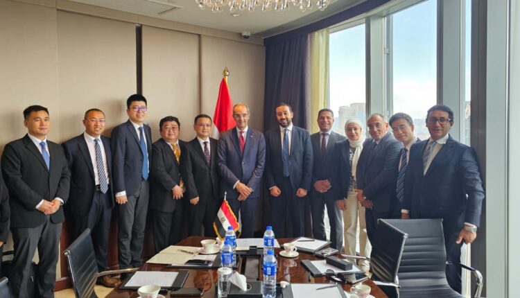وزير الاتصالات يبحث مع عدد من الشركات الصينية خططها للتوسع في مصر