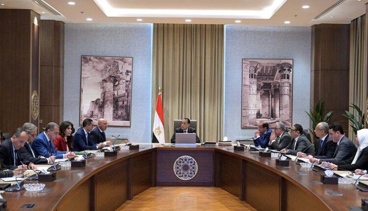 الحكومة تستعرض مقترحات للحد من عمليات التهريب وإغراق الأسواق المصرية