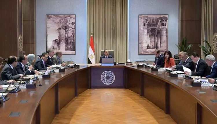 رئيس الوزراء يستعرض موقف تخصيص الأراضي لمشروعات الطاقة الجديدة والمتجددة
