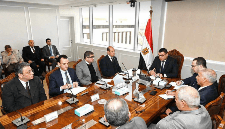 وزير الإسكان يطالب مسئولي المجتمعات العمرانية بضغط معدلات تنفيذ المشروعات
