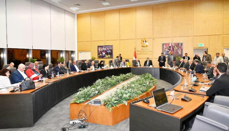 وزير الإسكان يعقد اجتماعه الدوري مع أعضاء مجلسي النواب والشيوخ