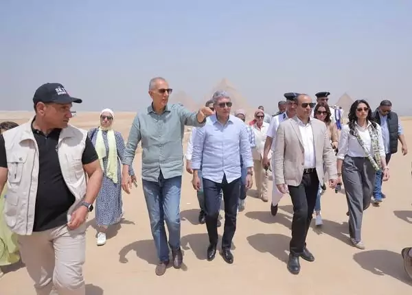 وزير السياحة منطقة الأهرامات استقبلت 177.036 زائر خلال أسبوعين منذ بدء التشغيل التجريبي
