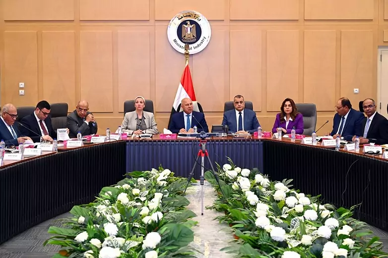 وزير الصناعة: بضخ استثمارات جديدة لاستغلال مخلفات القصب في تصنيع الورق والأخشاب