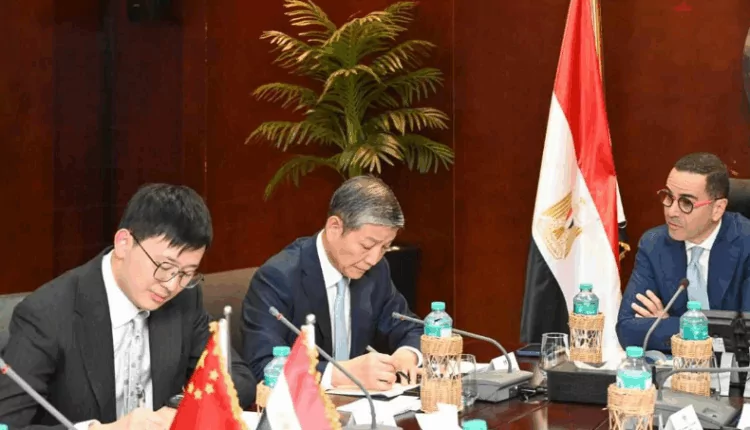 الخطيب يدعو الشركات الصينية لتوسيع التعاون في صناعات السيارات والبطاريات والطاقة المتجددة