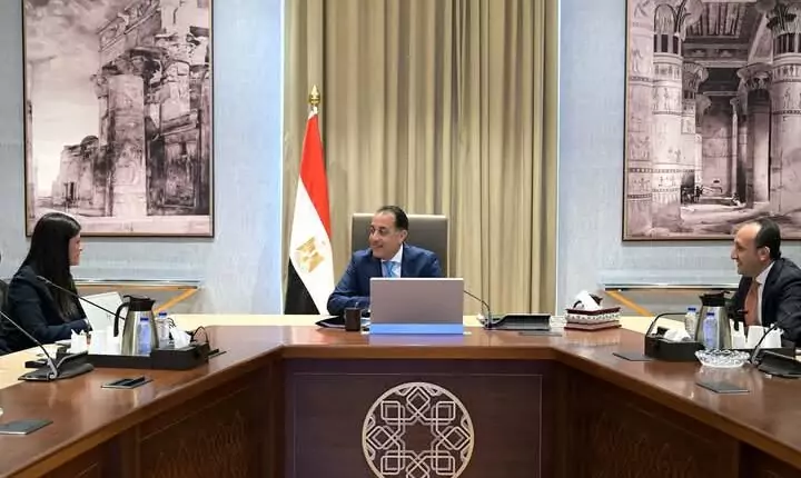 رئيس الوزراء يتابع مع وزيرة التخطيط والتنمية الاقتصادية والتعاون الدولي عدداً من ملفات العمل