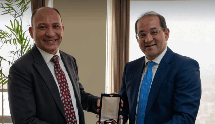 وزير المالية يكرم نائب رئيس مصلحة الضرائب بمناسبة بلوغه سن التقاعد