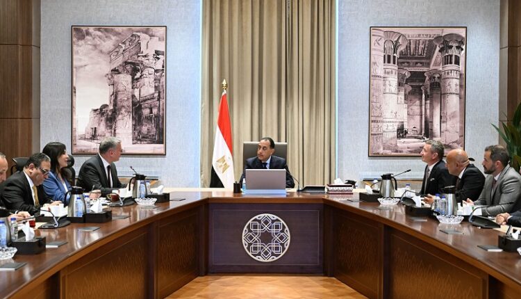 رئيس الوزراء يطالب إكسون موبيل بخطة واضحة لبدء الإنتاج من منطقتي امتياز "كايرو" و"مصري"