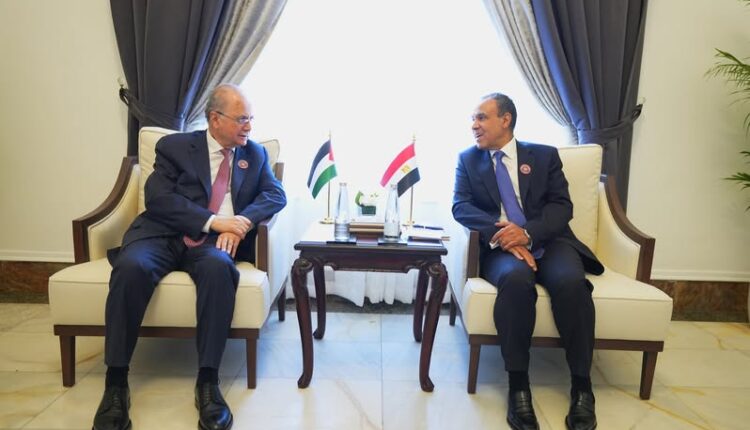 وزير الخارجية يبحث مع نظيره الفلسطيني جهود وقف إطلاق النار ونفاذ المساعدات إلى غزة