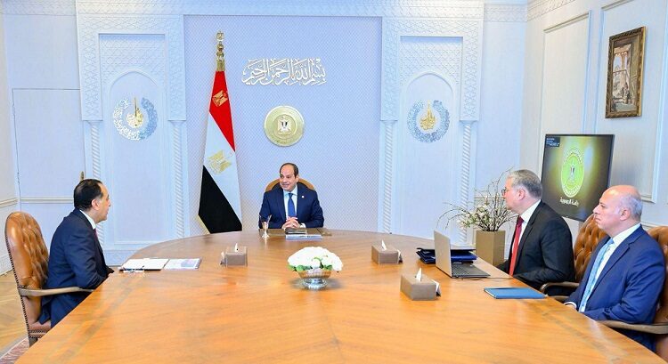 الرئيس السيسي يشدد على ضرورة محاسبة المتسببين في مشكلة البنزين
