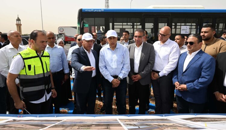 رئيس الوزراء يتفقد المرحلة الأولى من التشغيل التجريبي لمشروع الأتوبيس الترددي