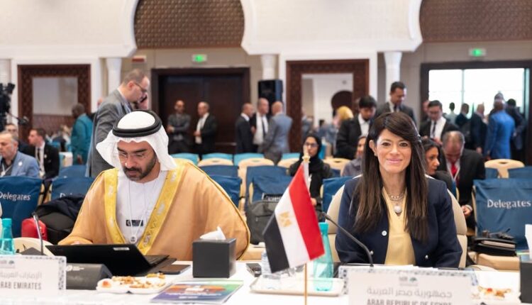 وزيرة التخطيط خلال المائدة المستديرة للبنك الإسلامي للتنمية