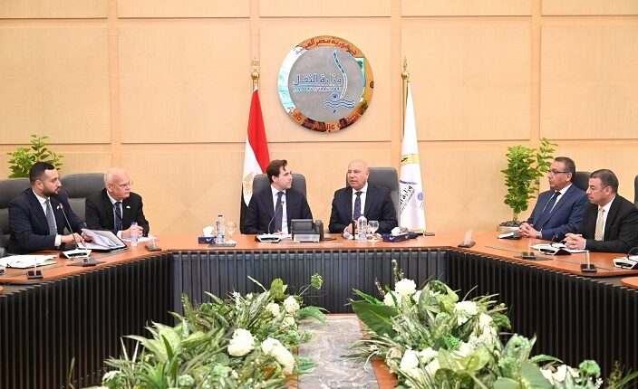 النقل تبحث التوسع في توطين صناعات الأتوبيسات الكهربائية مع السويد
