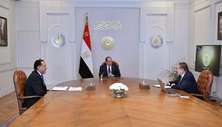 عاجل.. الرئيس السيسي يجتمع مع رئيس الوزراء ومحافظ البنك المركزي