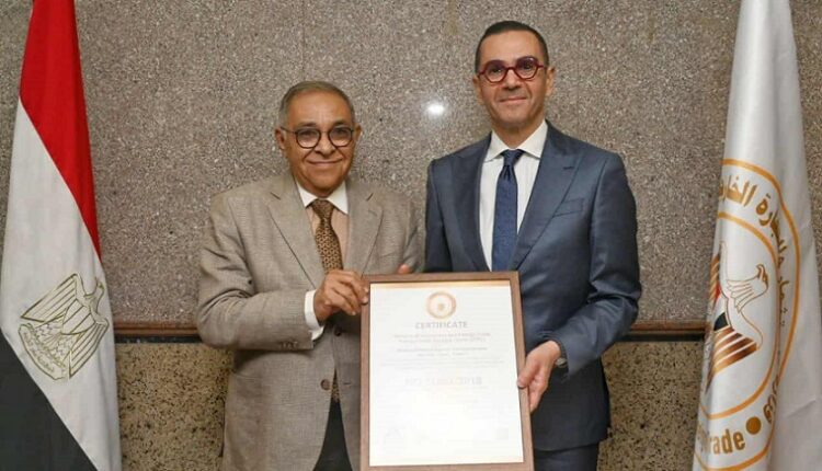 الخطيب يتسلم شهادة تجديد المواصفة القياسية الدولية لنظام إدارة المؤسسات التدريبية