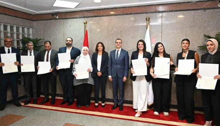 الخطيب يسلم شهادات التخرج لأول دفعة من الحاصلين على الدبلومة الدولية في التجارة الخارجية