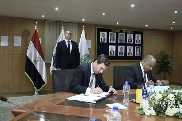 وزير البترول يشهد توقيع اتفاقية جديدة مع لوك أويل للبحث والاستكشاف في الصحراء الشرقية