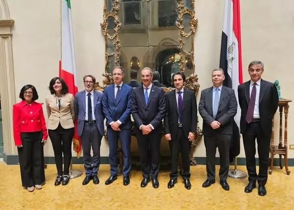 وزير الاتصالات يبحث مع مسؤولى شركات إيطالية جذب استثمارات بمجالات التعهيد