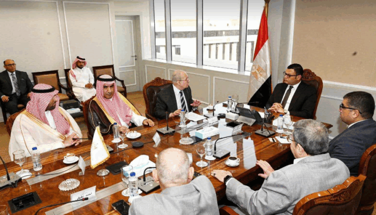 وزير الإسكان يناقش مع وفد سعودي تيسير إجراءات دخول الشركات المصرية للمملكة
