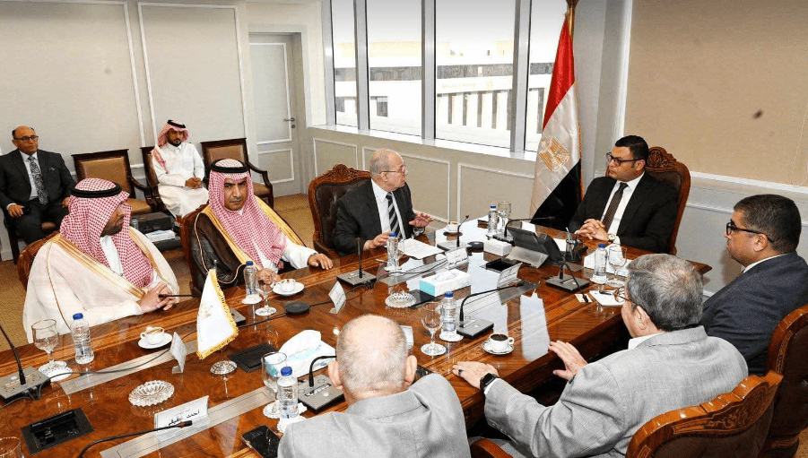 وزير الإسكان يناقش مع وفد سعودي تيسير إجراءات دخول الشركات المصرية للمملكة