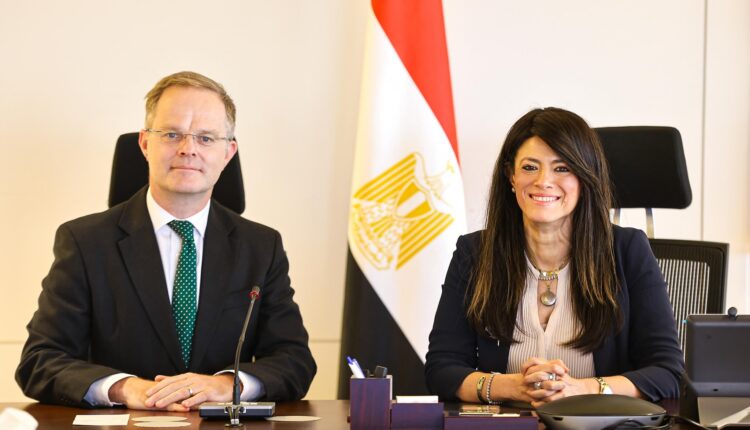الدكتورة رانيا المشاط مع السفير البريطاني بالقاهرة