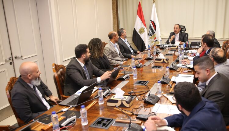 وزير قطاع الأعمال العام يبحث مستجدات تطبيق نظام "ERP" في الشركات التابعة