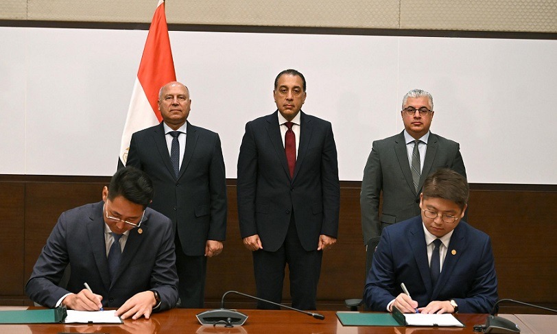 مصر توقع عقد إنشاء أول مجمع صناعي متكامل لإنتاج مستلزمات الطاقة الشمسية في العين السخنة