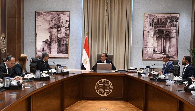 مدبولي يستعرض خطوات تنفيذ برنامج الطروحات الحكومية في قطاع الاتصالات
