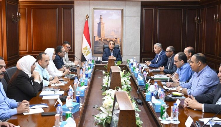 رئيس الوزراء يستعرض مقترحا لإنشاء شبكة رعاية صحية بالإسكندرية