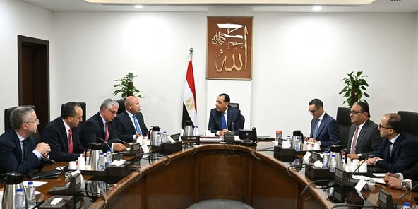 رئيس الوزراء: حوافز “خارج الصندوق” لتوطين صناعة السيارات الكهربائية في مصر