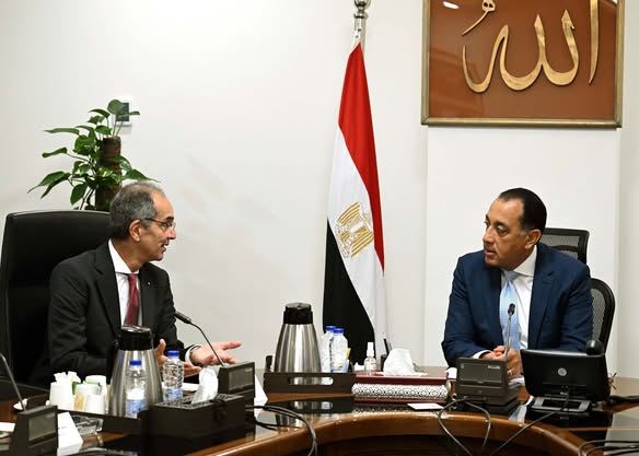 مدبولي يتابع مع وزير الاتصالات ملفات التحول الرقمي والذكاء الاصطناعي وتطوير البنية التحتية