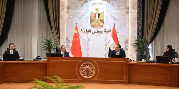 رئيس الوزراء: نتطلع لتوطين الصناعة ونقل التكنولوجيا الصينية بمجالات الطاقة والسيارات وتحلية المياه
